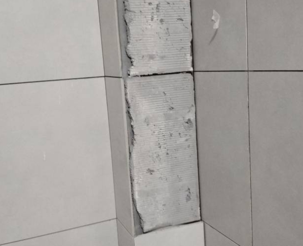 龙江瓷砖空鼓维修公司分享下瓷砖施工前基层浇水润湿程度不足，可能导致以下问题